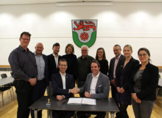 Bürgermeister Christoph Schultz (sitzend links) und Björn Krause, technischer Bereichsleiter von Züblin (sitzend rechts), bei der Vertragsunterzeichnung im großen Sitzungssaal des Erkrather Rathauses. Foto: Stadt Erkrath