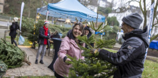 Die Mieterinnen und Mieter in Neviges freuten sich über die kostenlosen Weihnachtsbäume. Foto: Vonovia / Stachelhaus