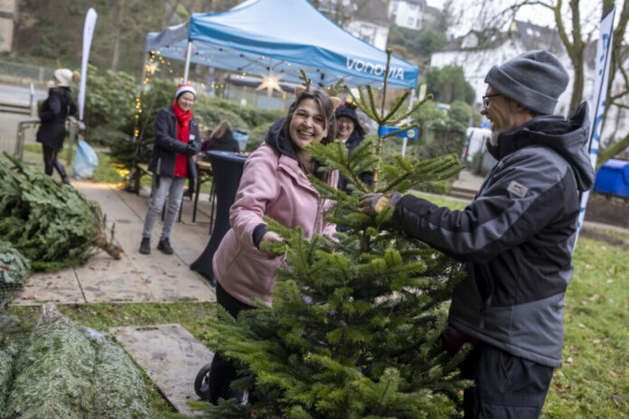 Die Mieterinnen und Mieter in Neviges freuten sich über die kostenlosen Weihnachtsbäume. Foto: Vonovia / Stachelhaus