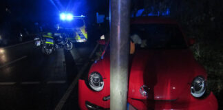 Am Montag ist es zu dem Unfall gekommen, bei dem ein VW gegen eine Ampel krachte. Foto: Polizei