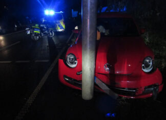 Am Montag ist es zu dem Unfall gekommen, bei dem ein VW gegen eine Ampel krachte. Foto: Polizei