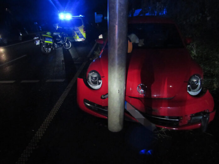 Am Montag ist es zu dem Unfall gekommen, bei dem ein VW gegen eine Ampel krachte. Foto: Polizei