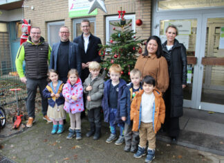 Tobias Wagemann (1.v.l.), Andre Kowalczyk (2.v.l.) und seine Kollegin Nicole Zarenkow (1.v.r.) spendeten auch 2024 wieder Tannenbäume an die Erkrather Kitas. Die Kinder der Kita Unterfeldhaus freuten sich gemeinsam mit der stellvertretenden Kita-Leiterin Zümrüt Maibach (2.v.r.) und Bürgermeister Christoph Schultz (3.v.l.) über den Weihnachtsgruß. Foto: Stadt Erkrath