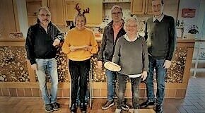 Frische Waffeln gab es für die Weihnachtsmarktbesucher, Spenden hingegen für das Seniorenheim. Foto: privat