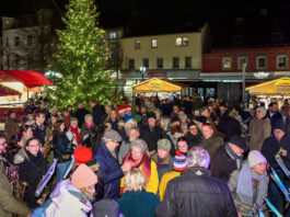 Weihnachtsmarkt Heiligenhaus: Vier Tage Lichterglanz vor dem Rathaus