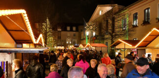 Im Advent lockt der traditionelle Weihnachtsmarkt auf den Rathausplatz in Heiligenhaus. Archivfoto: Mathias Kehren