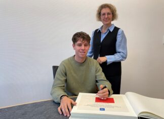 Bürgermeisterin Sandra Pietschmann mit Weltmeister Tim Torn Teutenberg. Foto: Kreisstadt Mettmann