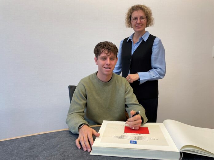 Bürgermeisterin Sandra Pietschmann mit Weltmeister Tim Torn Teutenberg. Foto: Kreisstadt Mettmann