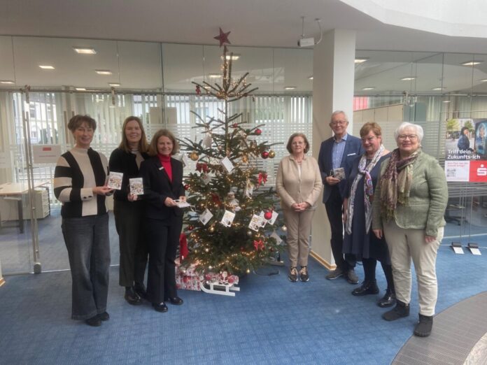 Maria Schlechter-Heims, Sarah Harden, Nicole Walther-Frütel, Marianne Koch, Erhard Tönjes, Regina Wedding und Annette Kirchhoff präsentieren den Erkrather Wunschbaum. Foto: Sparkasse