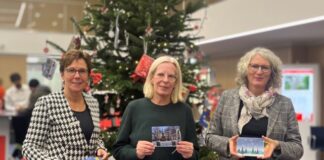 Roswitha Hammrich (Gebietsdirektorin der Kreissparkasse Düsseldorf) mit Bianca Schnee und Katja Neveling (beide Caritasverband für den Kreis Mettmann e.V.). Foto: Kreissparkasse