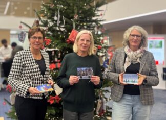 Roswitha Hammrich (Gebietsdirektorin der Kreissparkasse Düsseldorf) mit Bianca Schnee und Katja Neveling (beide Caritasverband für den Kreis Mettmann e.V.). Foto: Kreissparkasse