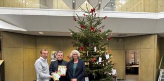 Miroslaw Lubos (Leiter Beratungs-Center Wülfrath), Wolfgang Peetz (‚Wülfrather Kinder in Not‘) und Katja Neveling (Caritas) bei der Vorstellung des Wunschbaums in der Wülfrather Kundenhalle. Foto: Sparkasse