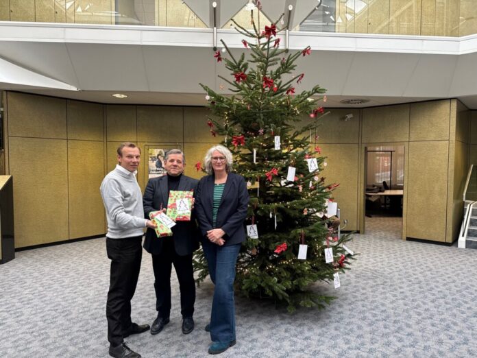 Miroslaw Lubos (Leiter Beratungs-Center Wülfrath), Wolfgang Peetz (‚Wülfrather Kinder in Not‘) und Katja Neveling (Caritas) bei der Vorstellung des Wunschbaums in der Wülfrather Kundenhalle. Foto: Sparkasse