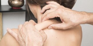 Eine Frau erhält eine Massage. Foto: pixabay