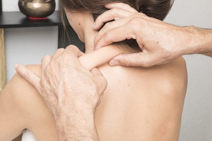 Eine Frau erhält eine Massage. Foto: pixabay