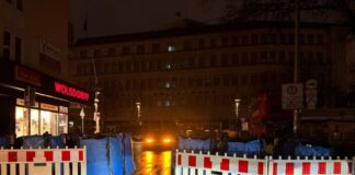 Als Fahrzeugsperren vorerst nicht mehr zu gebrauchen: Rund um den Bochumer Weihnachtsmarkt sind reihenweise Wassercontainer beschädigt worden.