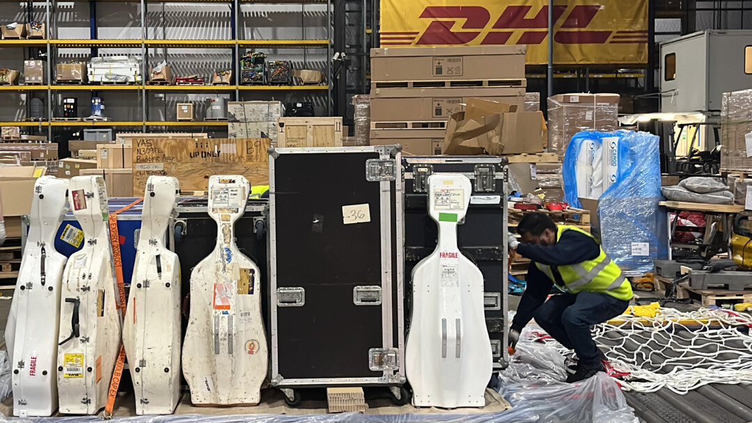 Der Transport von Celli für die Philharmoniker. Foto: DHL