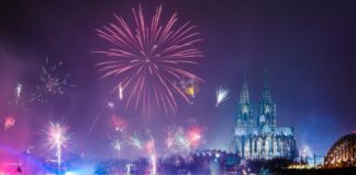 Feuerwerk ist in der Silvesternacht 2018/19 am Rhein über dem Dom zu sehen. (Archivbild)