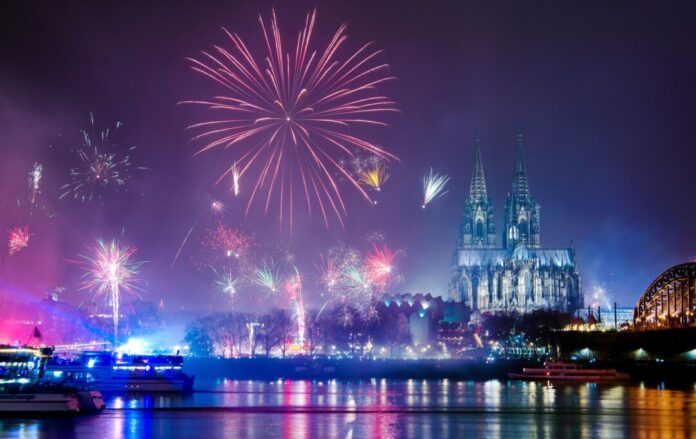 Feuerwerk ist in der Silvesternacht 2018/19 am Rhein über dem Dom zu sehen. (Archivbild)