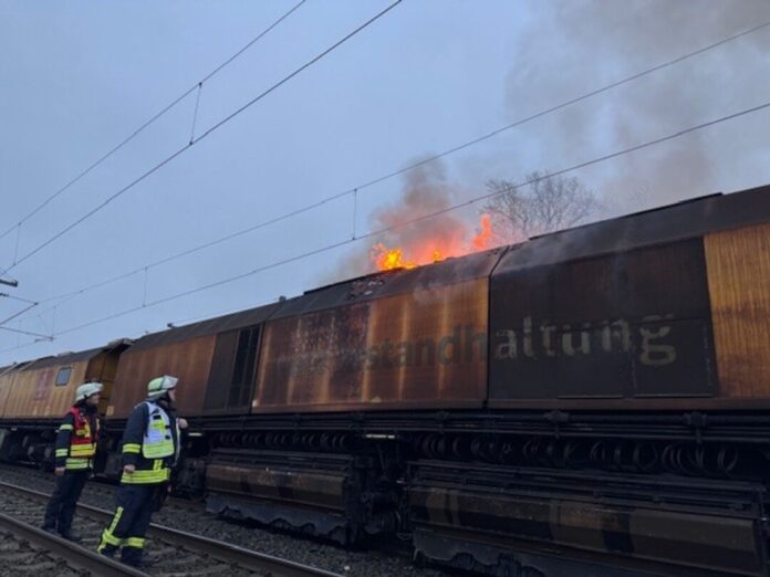 Flammen lodern auf einem Bauzug bei Porta Westfalica. Das sorgt für Umleitungen und Behinderungen im Bahnverkehr. 