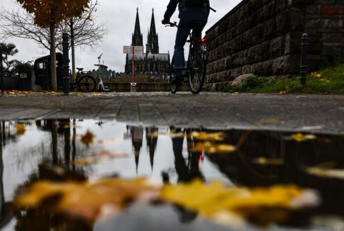 Unbeständiges Wetter mit Sprühregen und wenigen Auflockerungen gibt es in NRW in den kommenden Tagen. 