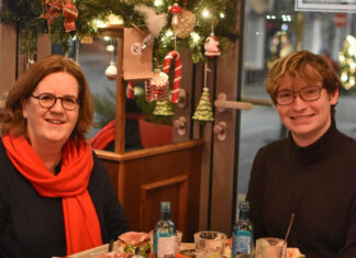 Die SPD-Abgeordnete Kerstin Griese mit dem Schüler Erik Peachey. Foto: Büro Griese
