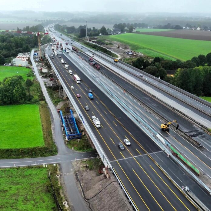 Ein Teil der Liedbachtalbrücke an der vielbefahrenen A1 bei Unna wird gesprengt. Autofahrer müssen deshalb am Sonntag umplanen. (Archivfoto)