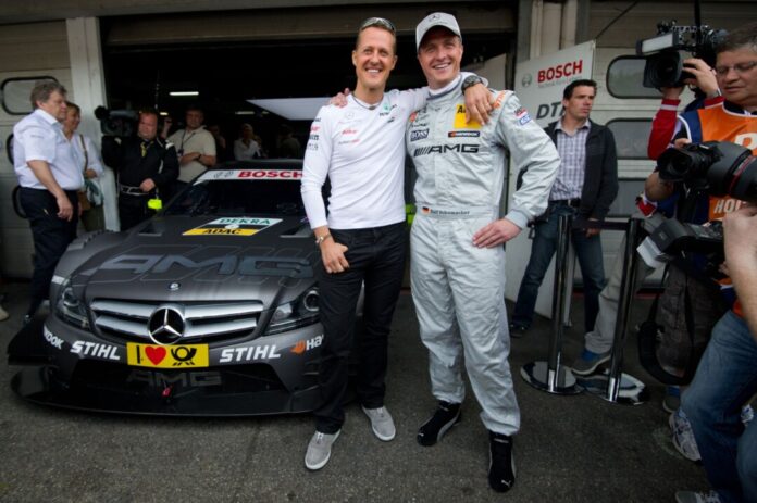 Ralf Schumacher (r) ist sauer, dass sein Bruder Michael nicht Ehrenbürger in seiner Heimatstadt Kerpen werden soll. (Archivbild)