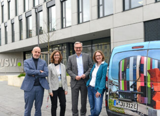 WSW-Arbeitsdirektor Markus Schlomski, Junior Uni-Geschäftsführerin Annika Spathmann, WSW-Vorstandsvorsitzender Markus Hilkenbach, Junior Uni-Geschäftsführerin Ariane Staab. Foto: WSW/Bettina Osswald