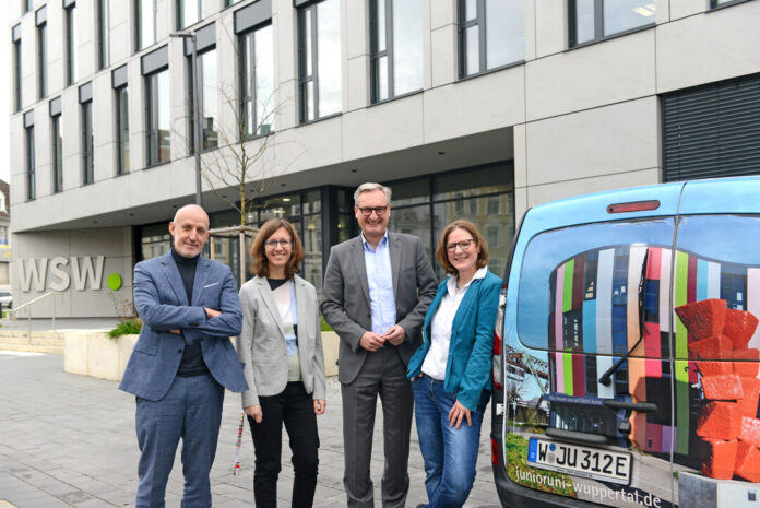 WSW-Arbeitsdirektor Markus Schlomski, Junior Uni-Geschäftsführerin Annika Spathmann, WSW-Vorstandsvorsitzender Markus Hilkenbach, Junior Uni-Geschäftsführerin Ariane Staab. Foto: WSW/Bettina Osswald