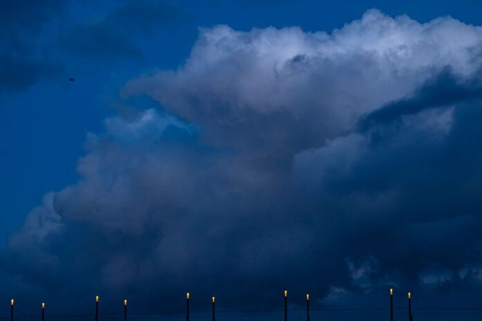 Viele Wolken aber keinen Schnee gibt es rund um Weihnachten in NRW. (Archivbild) 