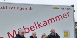 Gerhard Pfalzner (Fachdienstleiter Möbelkammer), Katrin Richter (Geschäftsführung SkF AuI gGmbH), Nathalie Vogt (Geschäftsführerin VINCI-Stiftung), Günter Trippe (Mitarbeiter Möbelkammer). Foto: SkF Ratingen