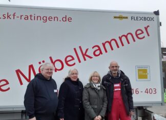 Gerhard Pfalzner (Fachdienstleiter Möbelkammer), Katrin Richter (Geschäftsführung SkF AuI gGmbH), Nathalie Vogt (Geschäftsführerin VINCI-Stiftung), Günter Trippe (Mitarbeiter Möbelkammer). Foto: SkF Ratingen