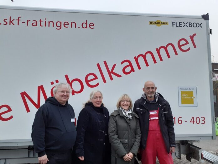 Gerhard Pfalzner (Fachdienstleiter Möbelkammer), Katrin Richter (Geschäftsführung SkF AuI gGmbH), Nathalie Vogt (Geschäftsführerin VINCI-Stiftung), Günter Trippe (Mitarbeiter Möbelkammer). Foto: SkF Ratingen