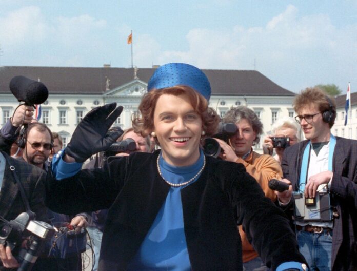 Verkleidet als Königin Beatrix winkt der deutsche Komiker und Showmaster Hape Kerkeling vor Schloss Bellevue für die Presse. (Archivfoto von 1991)