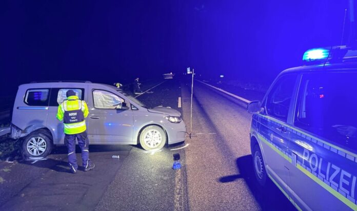 Polizisten arbeiten an der Unfallstelle des Geisterfahrers. 