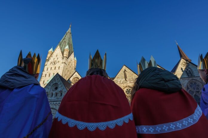 Im Dom von Paderborn ist die Aktion Dreikönigssingen eröffnet worden. 