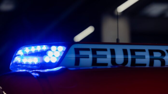 Die Feuerwehr in Leverkusen wird zu einem brennenden Auto gerufen, fünf Menschen wurden bei dem Unfall verletzt. (Foto Illustration)