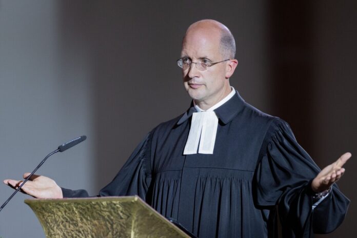 Der rheinische Präses Thorsten Latzel geht in seiner Predigt auf die bedrückende Nachrichtenlage ein (Archivbild). 