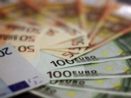 120 Millionen Euro: Eurojackpot geht in den Kreis Mettmann Geldscheine liegen auf einem Tisch. Foto: pixabay