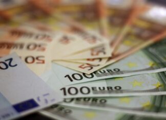 Geldscheine liegen auf einem Tisch. Foto: pixabay