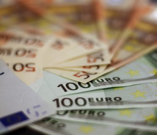 120 Millionen Euro: Eurojackpot geht in den Kreis Mettmann Geldscheine liegen auf einem Tisch. Foto: pixabay