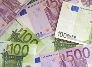 Geldscheine liegen auf einem Tisch. Foto: pixabay