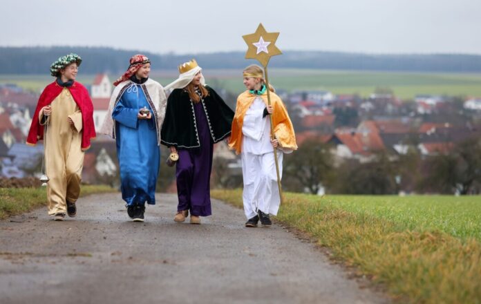 Unter dem Leitspruch «Erhebt Eure Stimme! Sternsingen für Kinderrechte» starten die Sternsinger in das 67. Dreikönigssingen. (Archivbild)