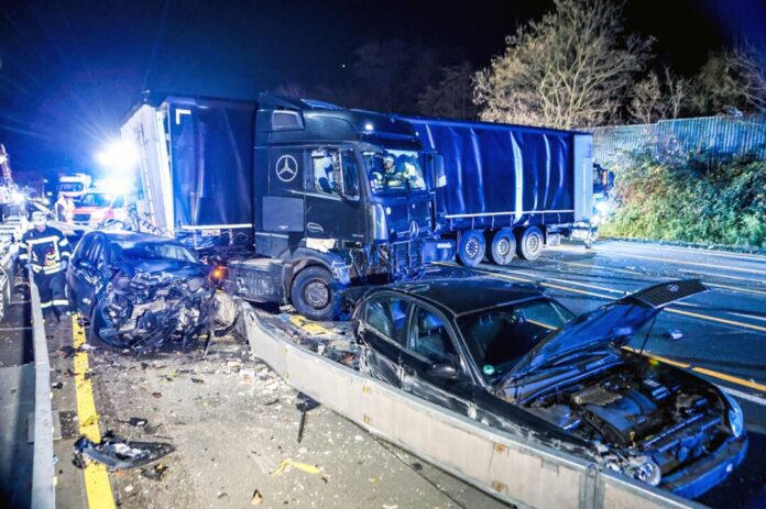 Der Fahrer hatte auf Autobahnen in NRW eine Schneise der Verwüstung hinterlassen.