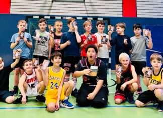 Abzeichenprüfung bestanden: Die Freude bei der u10 der Sonics war groß. Foto: TuS 08 Lintorf