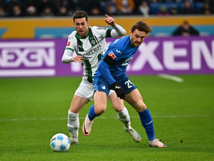 Bruun Larsen (r) und Joe Scally kämpfen um den Ball.