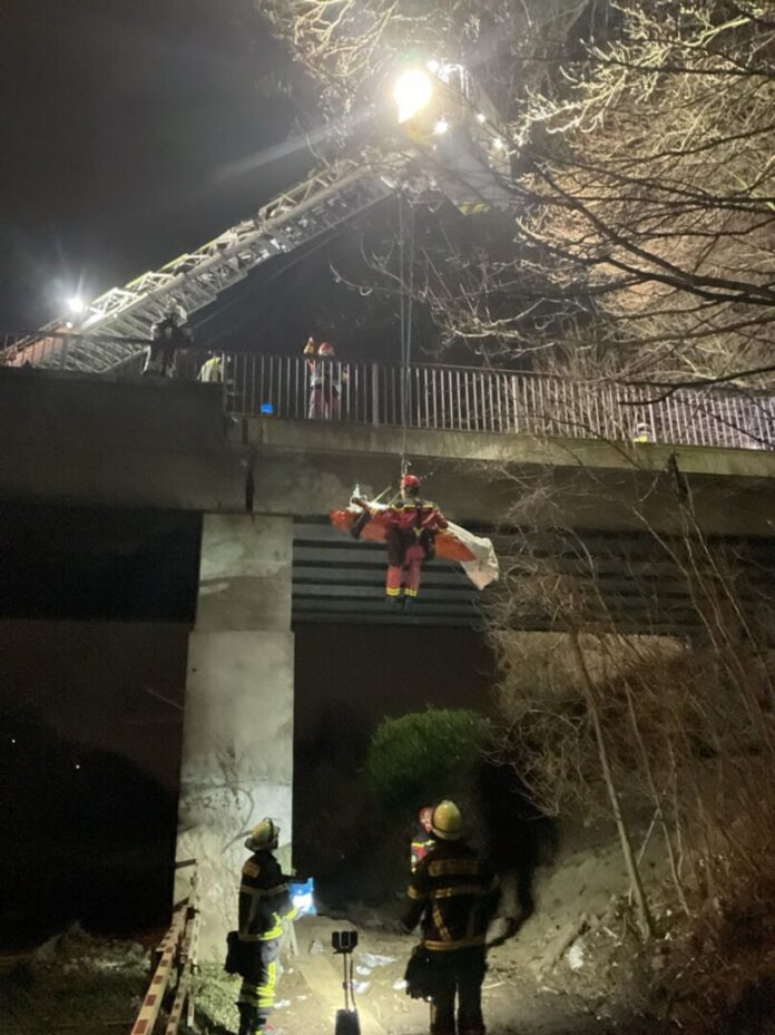 Der Mann war von einer etwa acht Meter hohen Brücke gestürzt.