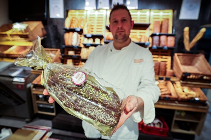 Bäckermeister Andreas Hermisch aus Paderborn hält den fertigen Dubai-Stollen in den Händen.