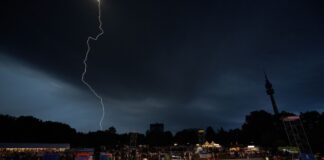 Ein Blitz ist am dunklen Himmel zu sehen. (Archivbild)